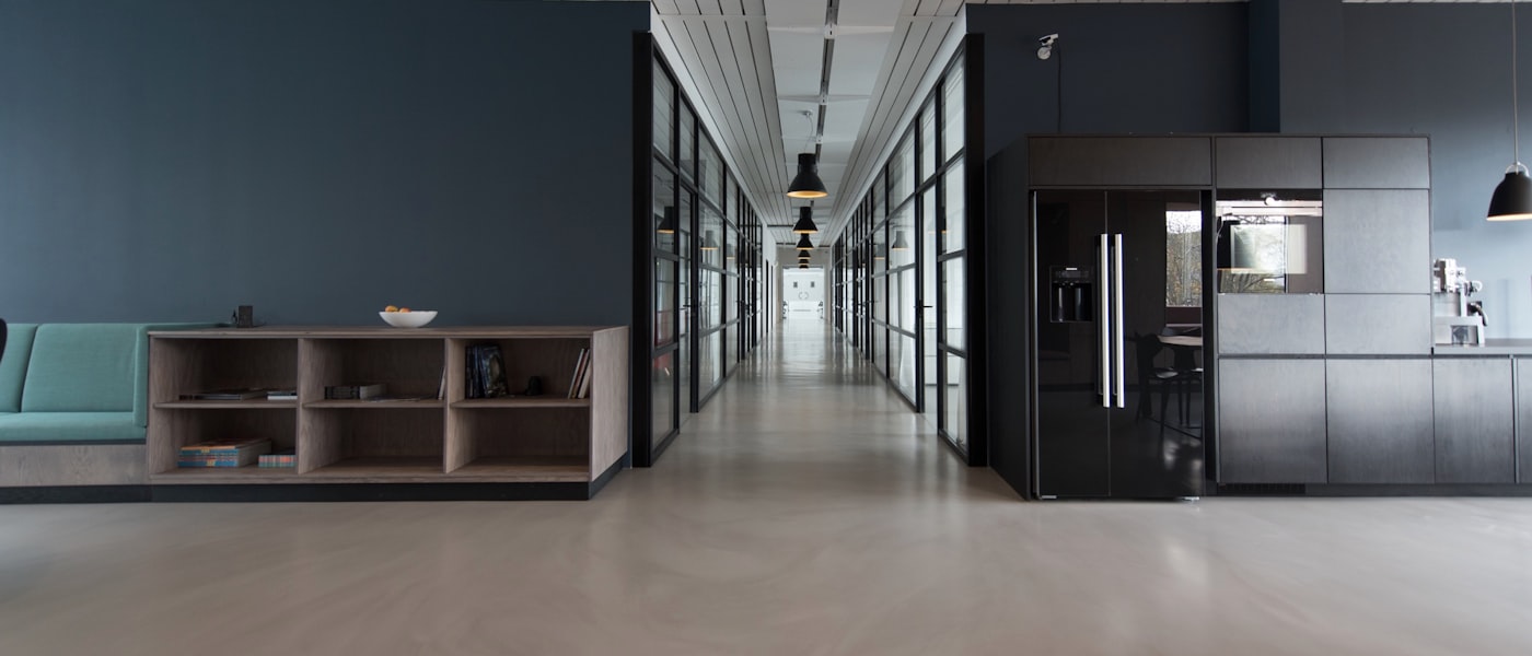 Professionele kantooromgeving met uitzicht op de Middellandse Zee