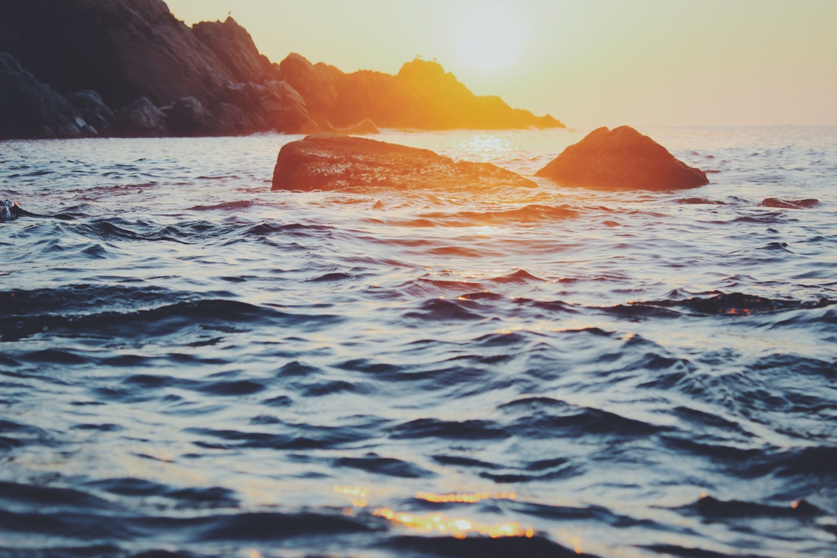 Zonsondergang boven een mediterraans strand