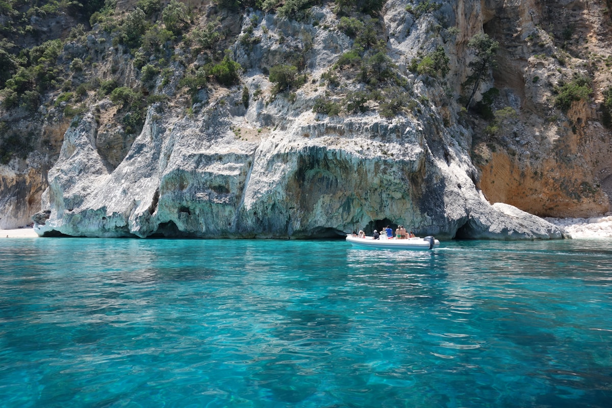 Kristalhelder turquoise water bij een mediterraan strand