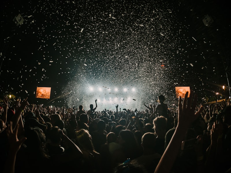 Kleurrijk festival met lichtjes en menigte